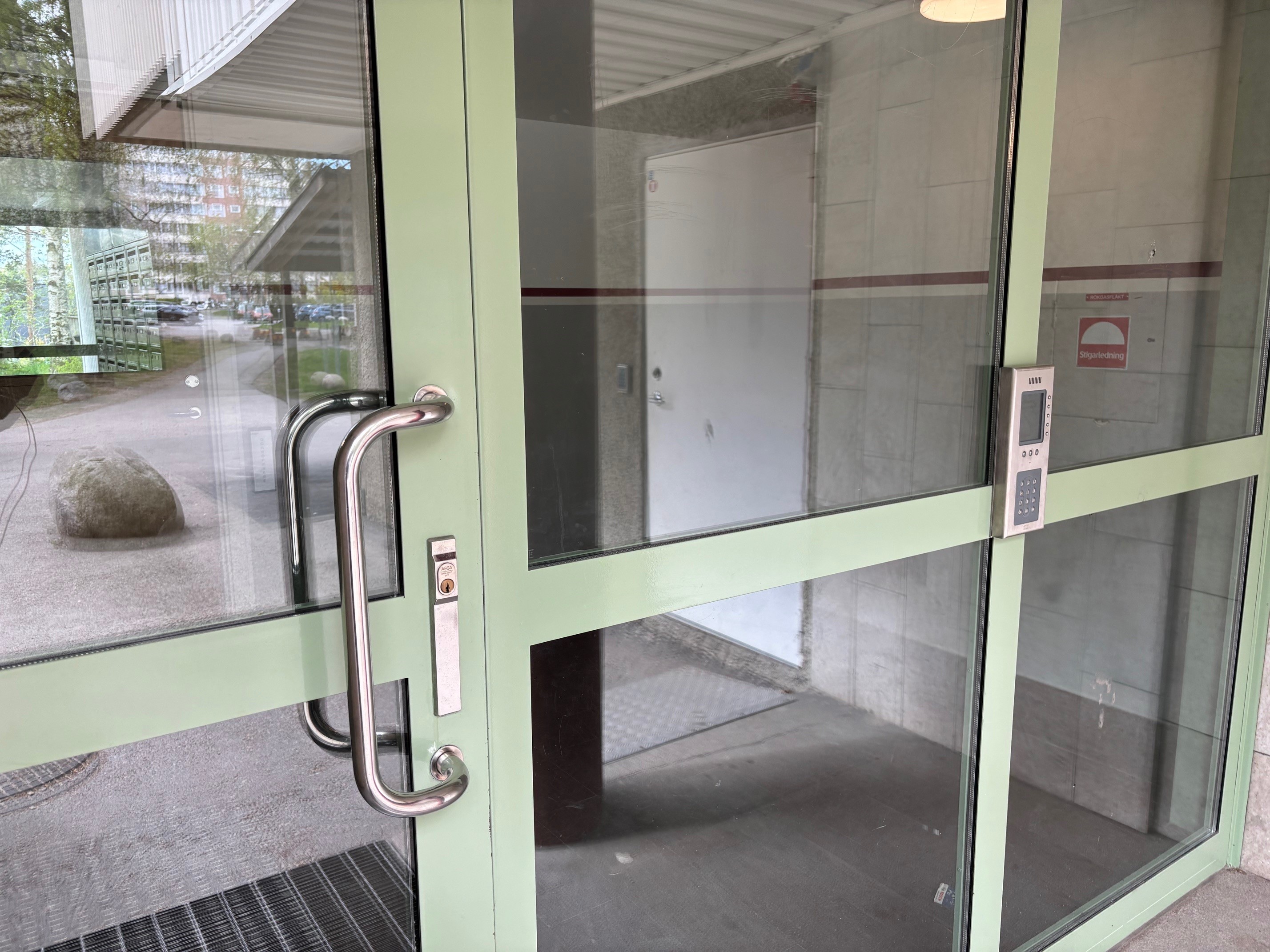 Passagesystem vid portentré till flerfamiljshus 
