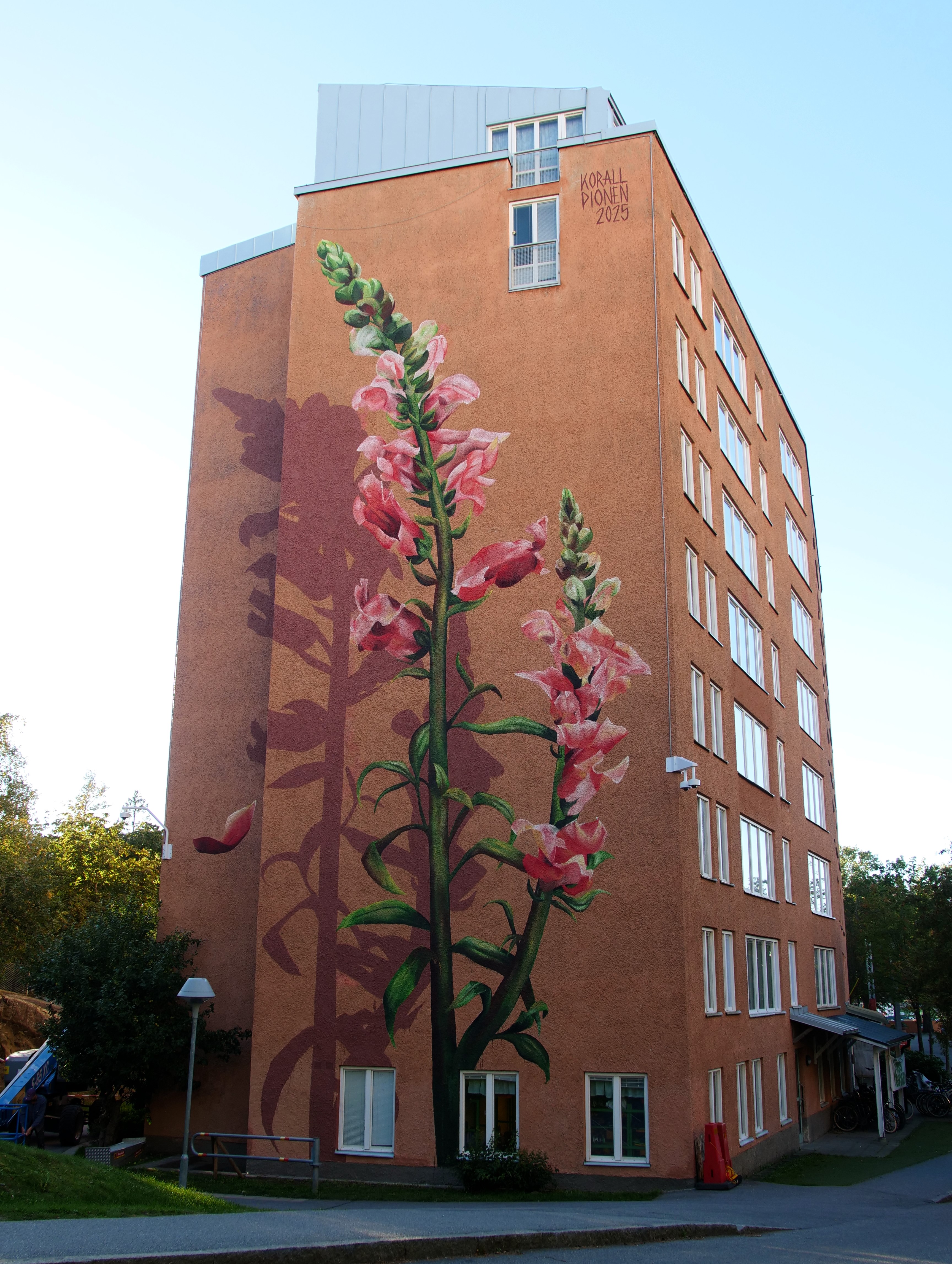 Muralmålning med motiv lejongap i Granängsringen 