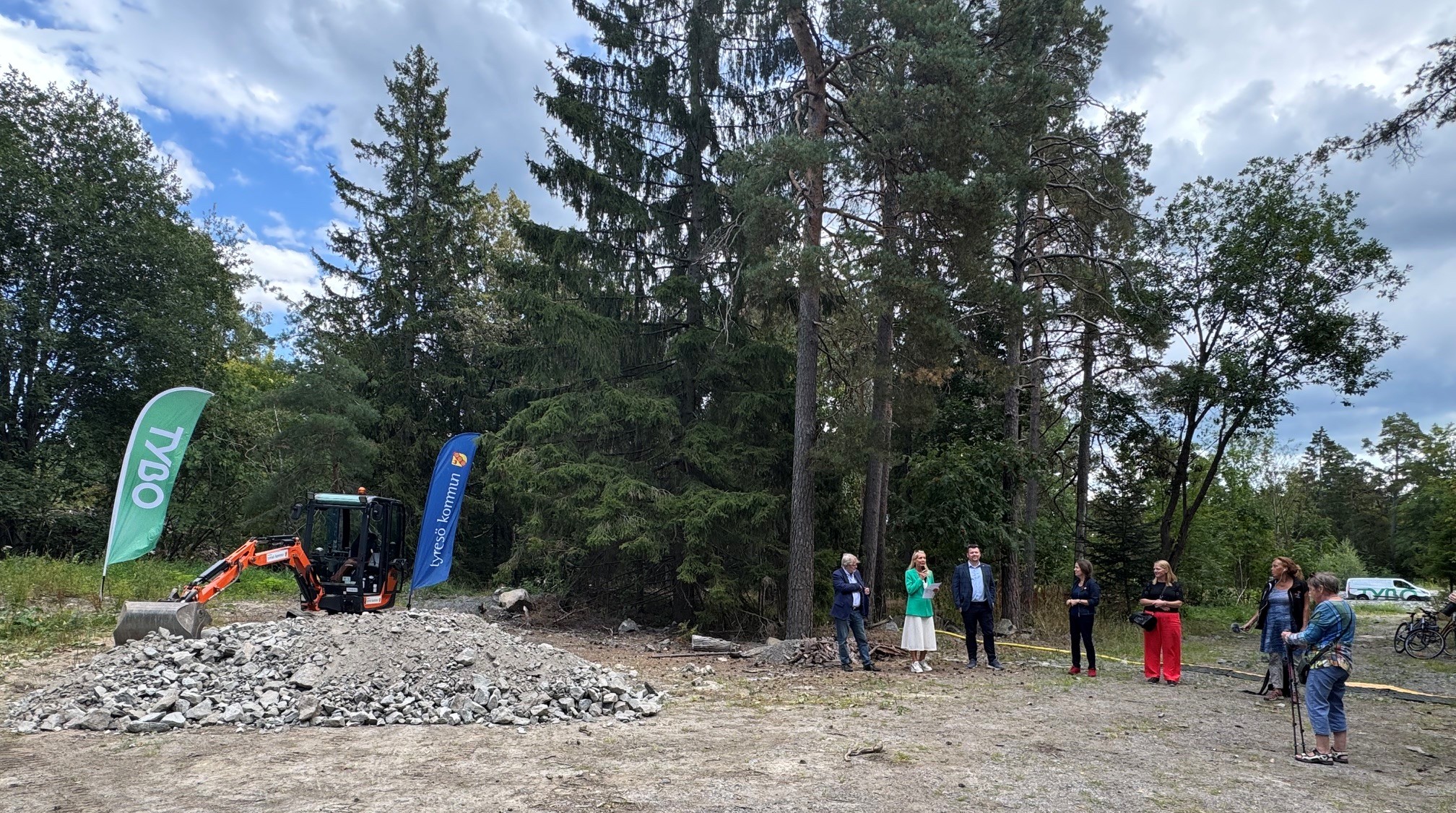 Symboliskt spadtag för nya vård- och omsorgsboendet i Tyresö Strand