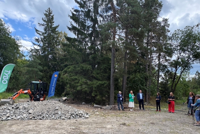 Symboliskt spadtag för nya vård- och omsorgsboendet i Tyresö Strand