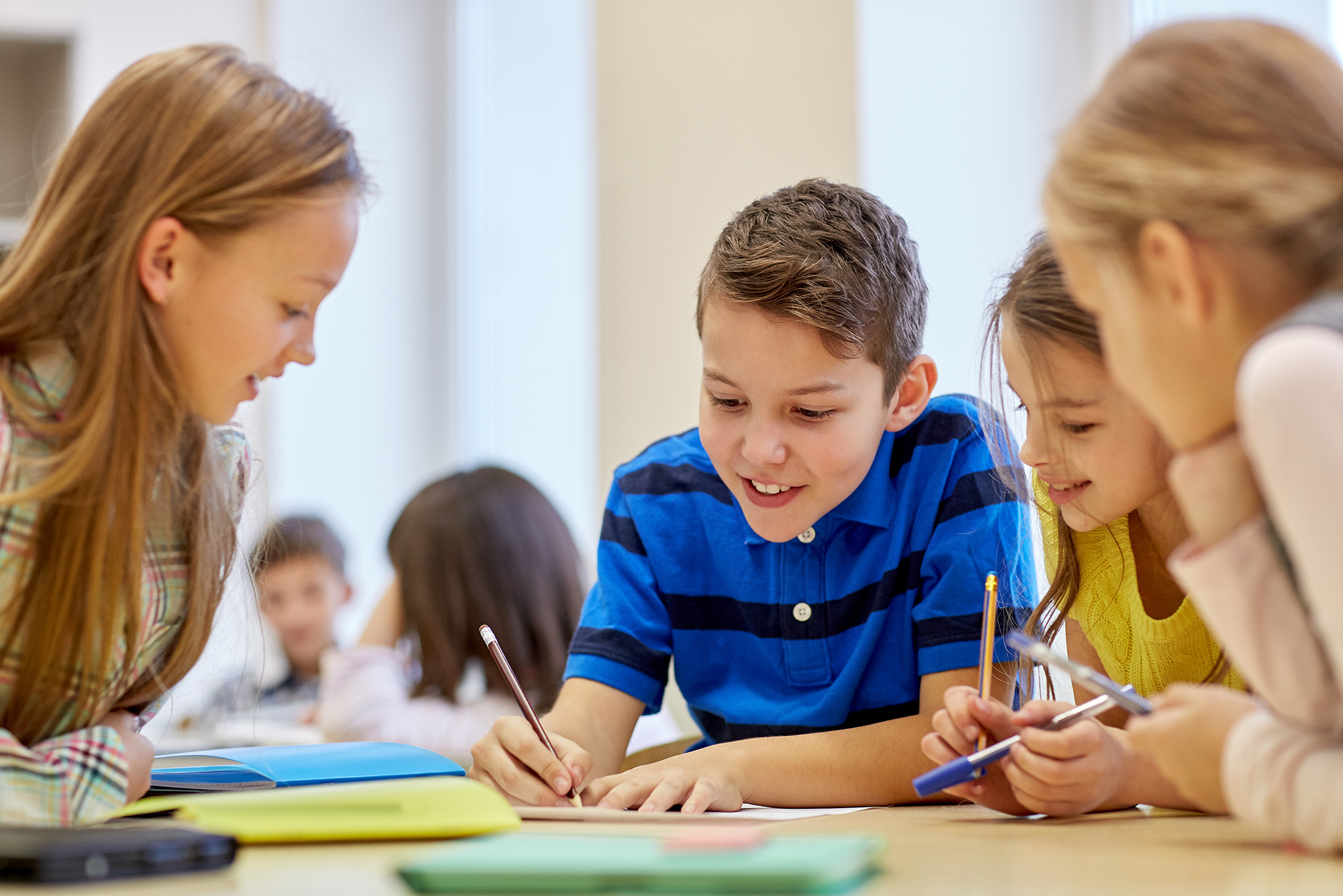 Skolbarn i skolan med ett grupparbete