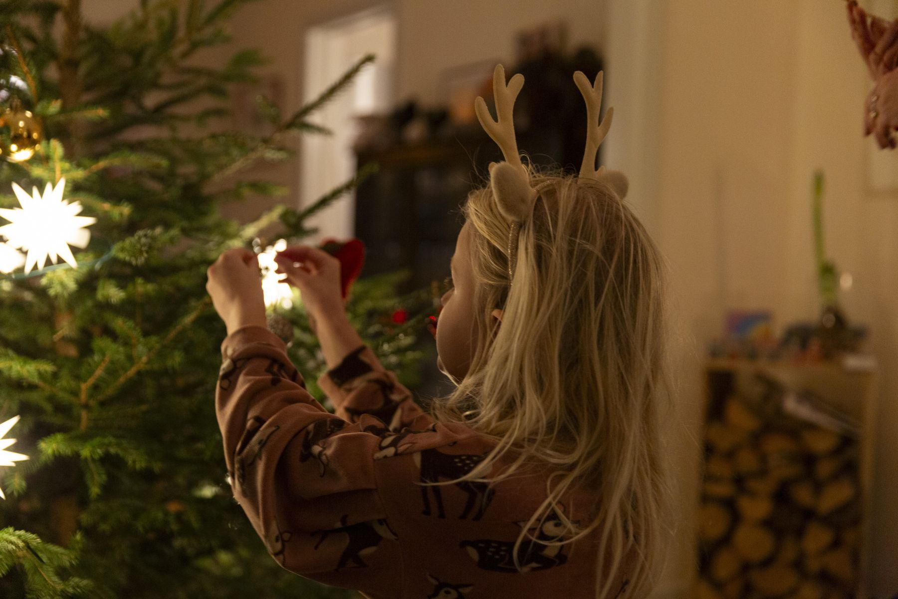 Flicka pyntar julgranen 