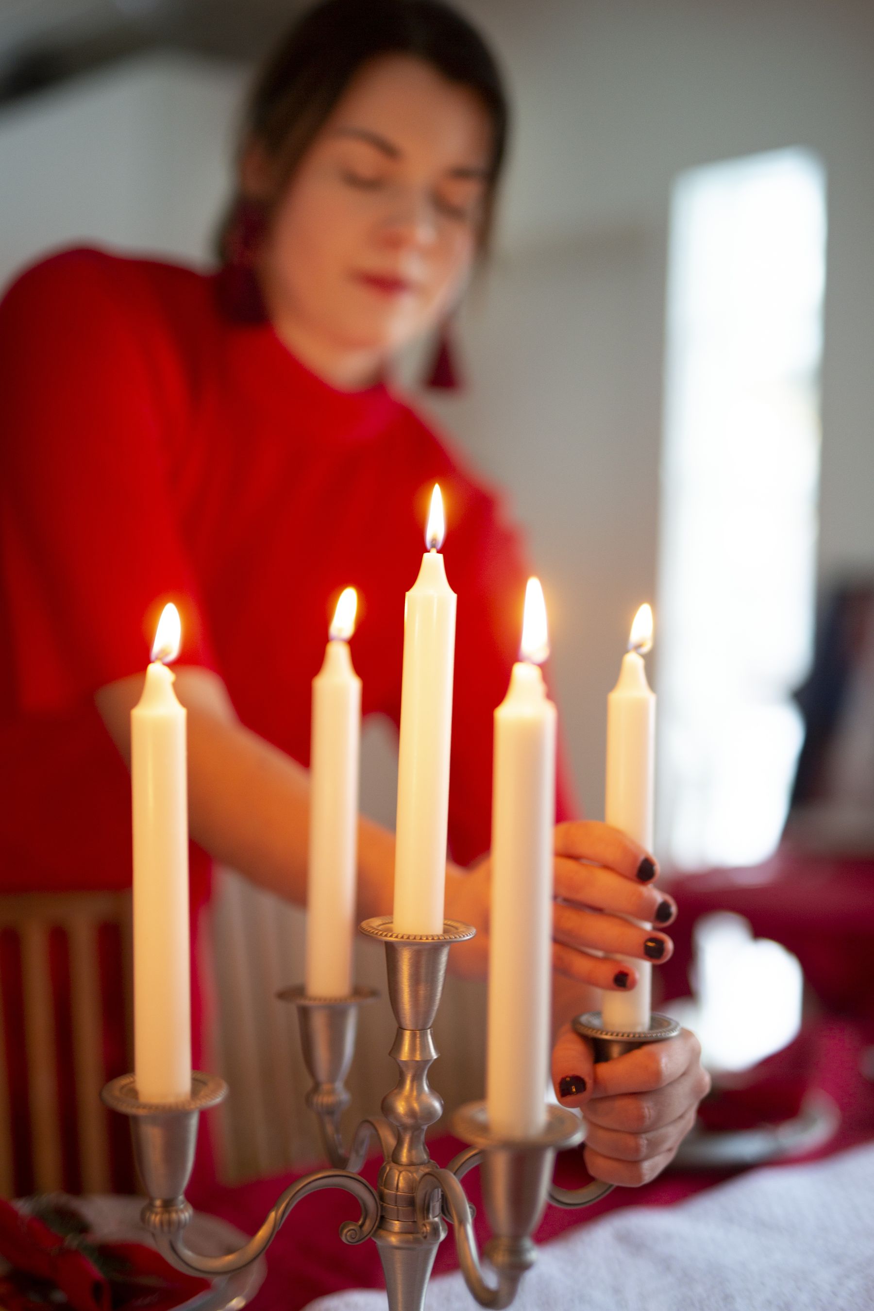 Kvinna tänder ljusstake