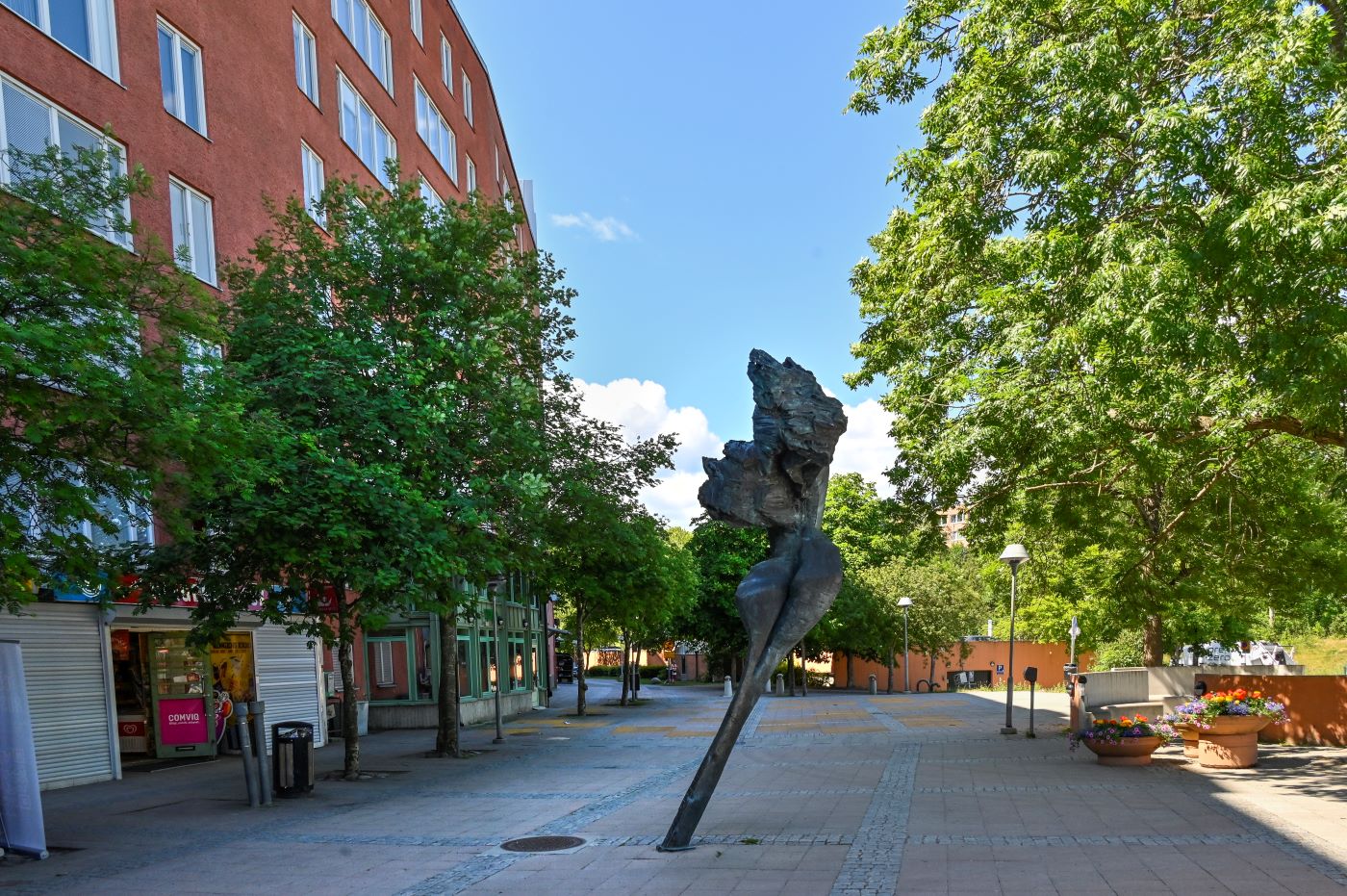 Vy över torg i Granängsringen
