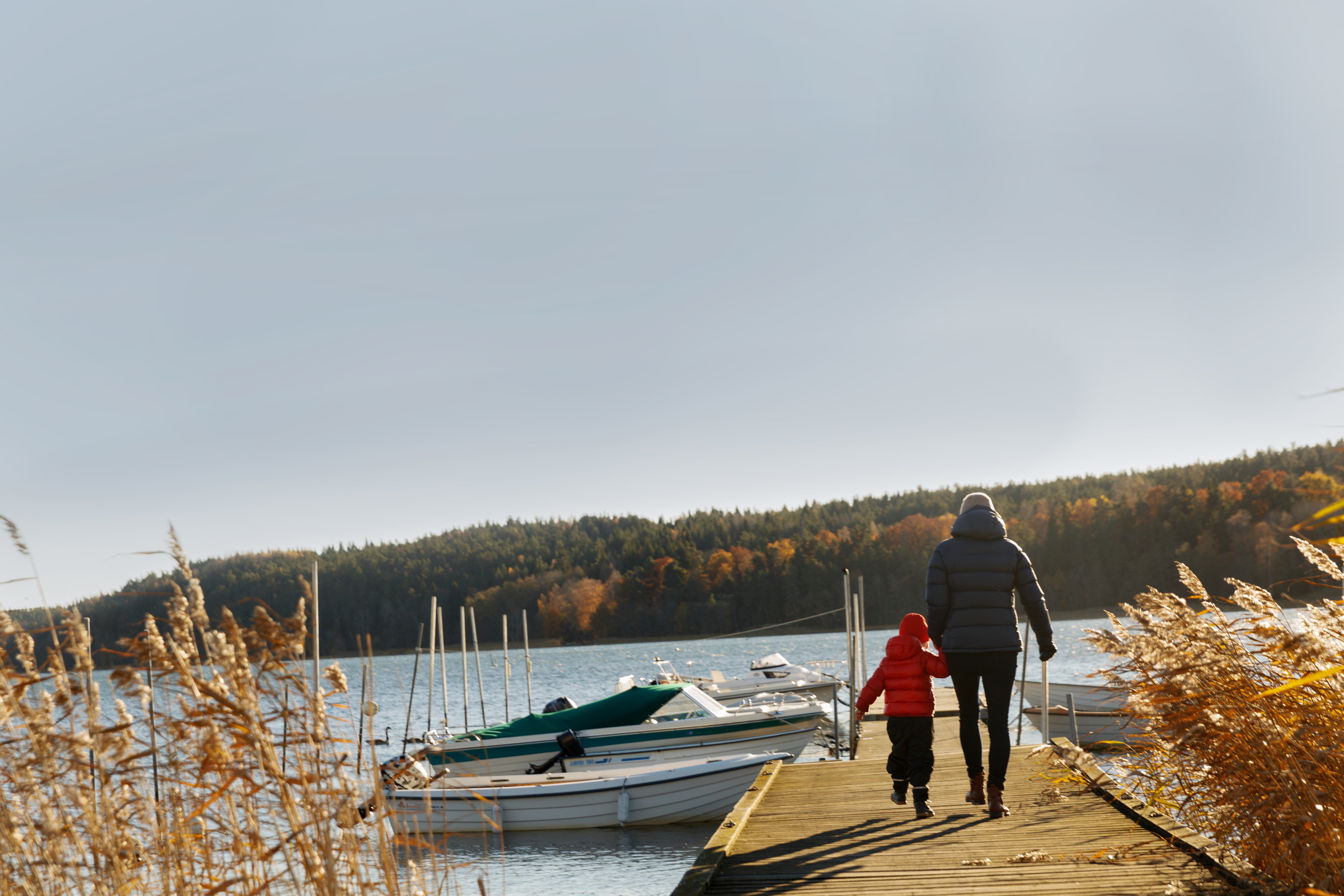 Pappa och barn går ut på en brygga 
