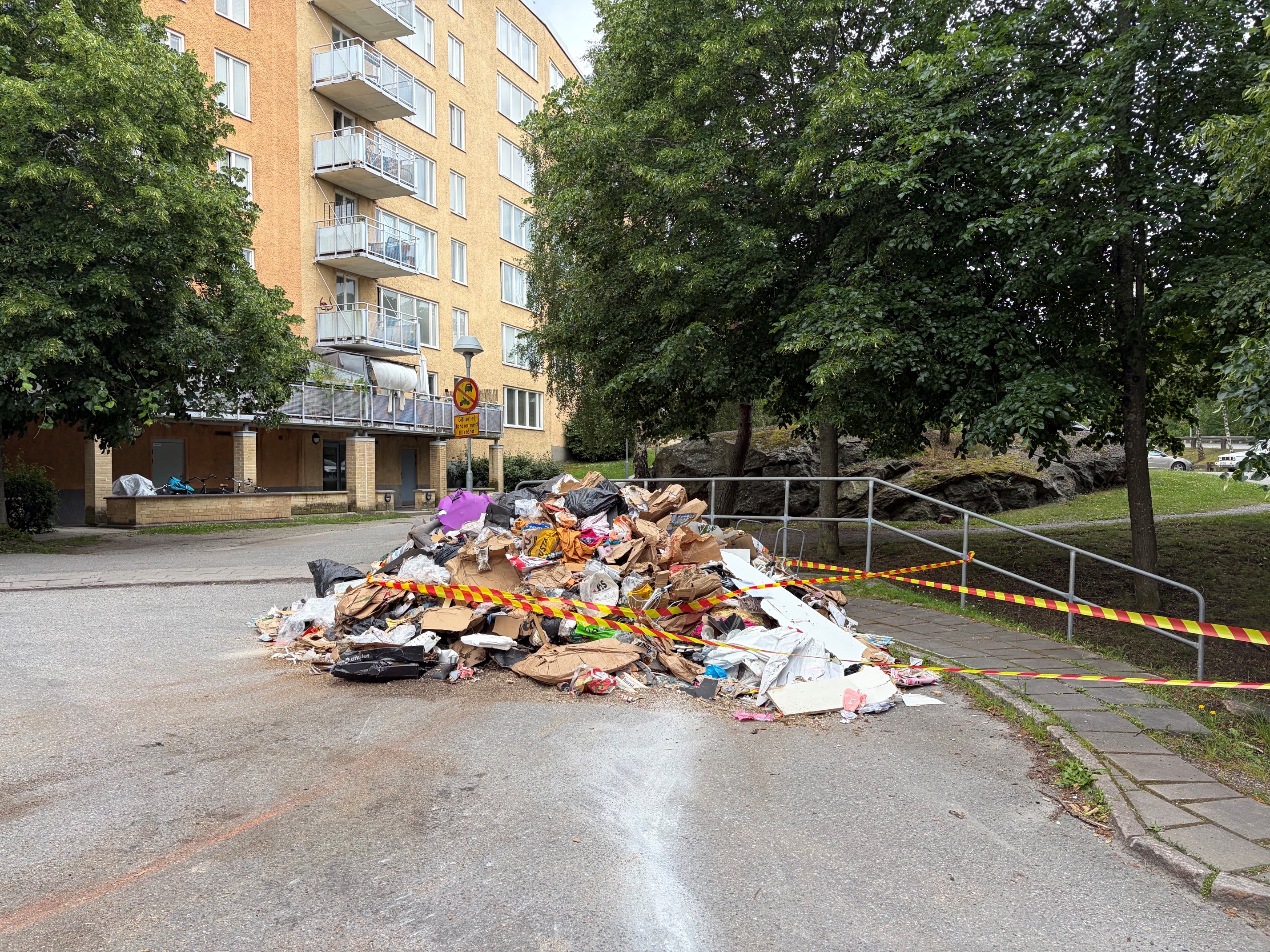 Sopor på vändplan efter brand i sopbil.