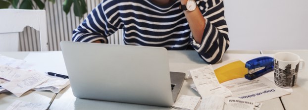 Kvinna som betalar räkningar vid datorn