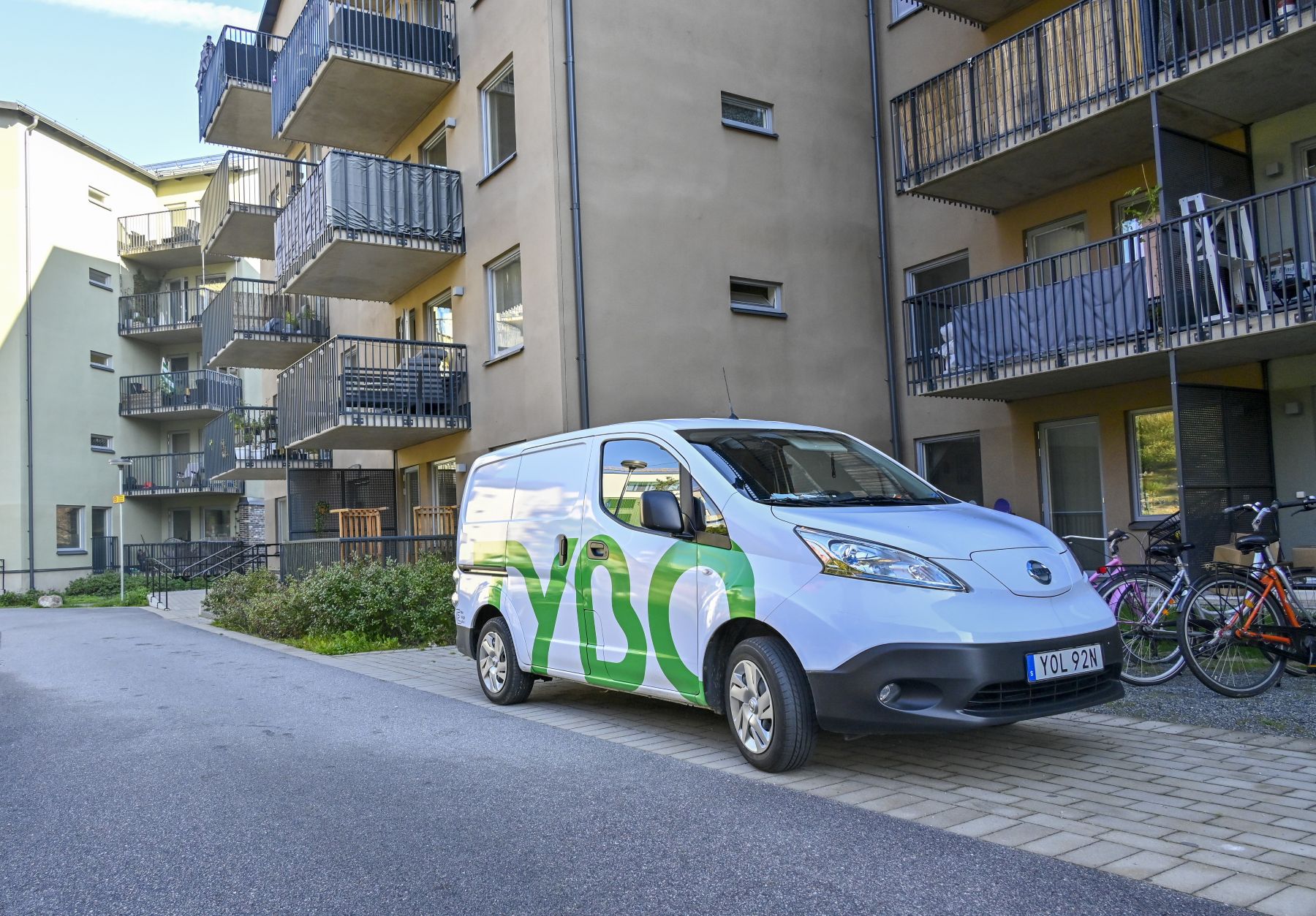 Tybo bil framför byggnad