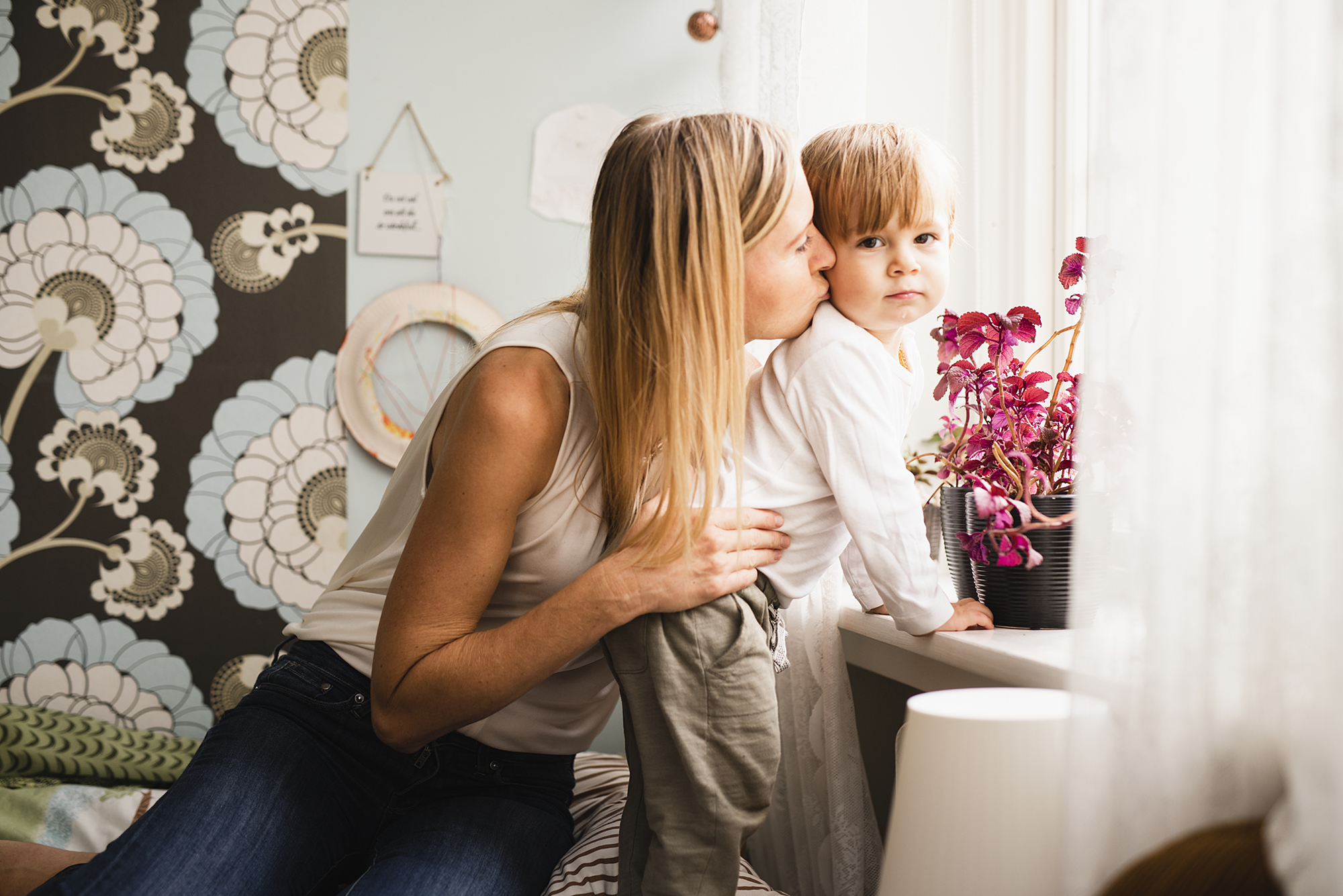 Mamma och barn vid fönstret