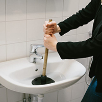 Rensning av handfat.