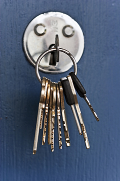 nycklar sitter i låset i dörren